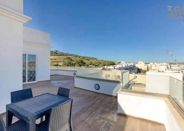 Beautiful Penthouse With Private Terrace & Seaview By 360 Estates