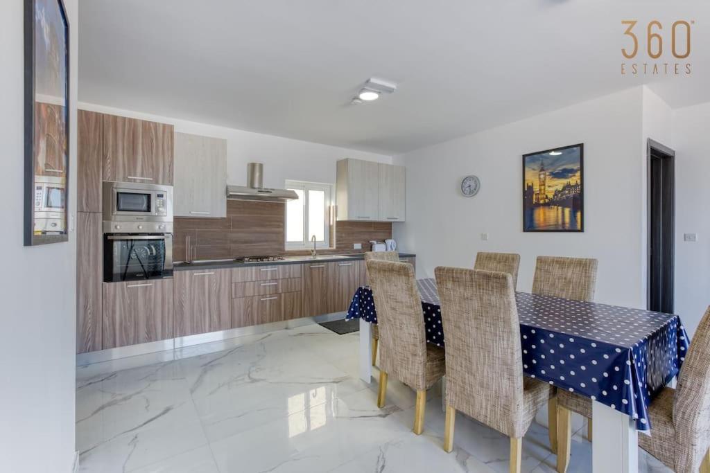 Beautiful Penthouse With Private Terrace & Seaview By 360 Estates Apartment