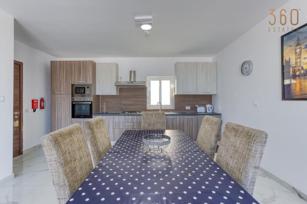 Beautiful Penthouse With Private Terrace & Seaview By 360 Estates