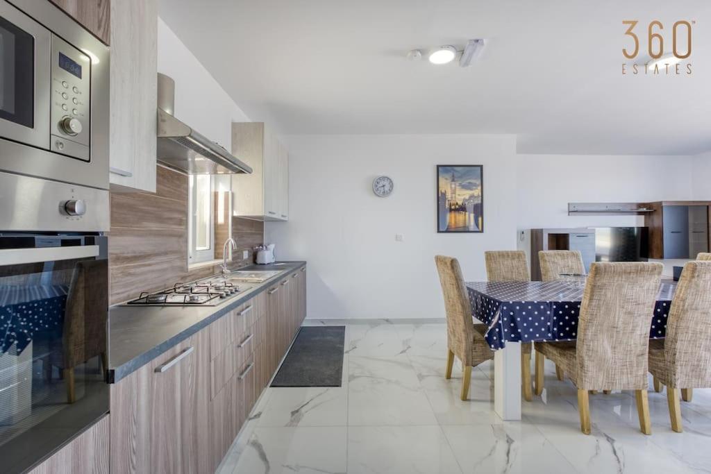 Beautiful Penthouse With Private Terrace & Seaview By 360 Estates *