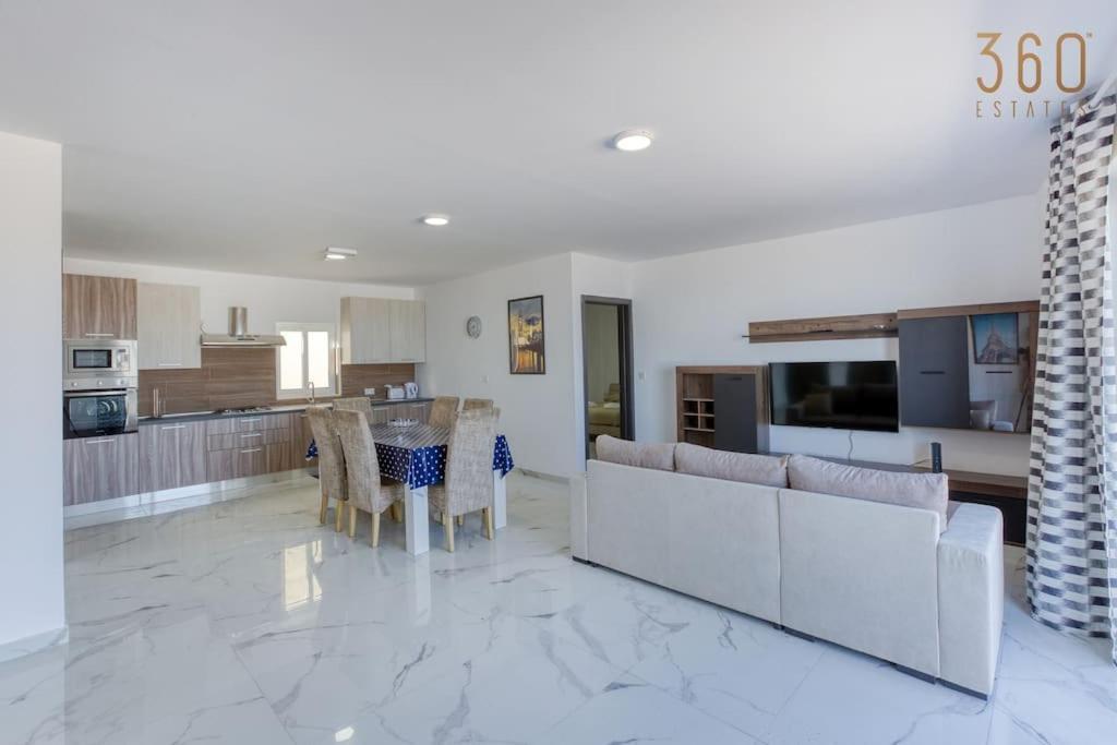 Beautiful Penthouse With Private Terrace & Seaview By 360 Estates