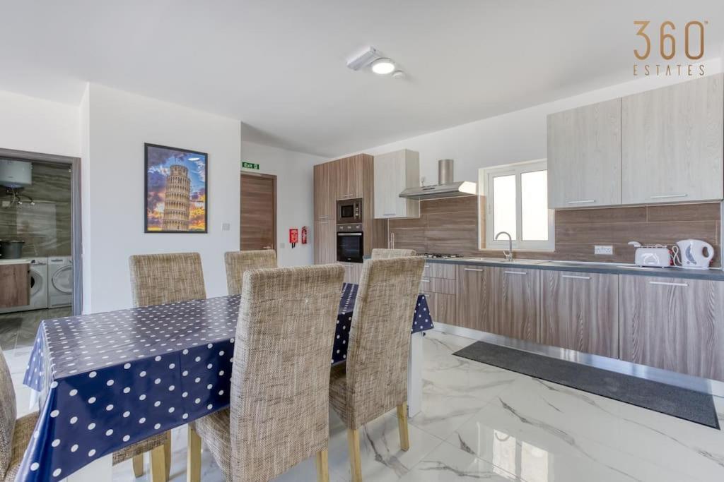 Beautiful Penthouse With Private Terrace & Seaview By 360 Estates