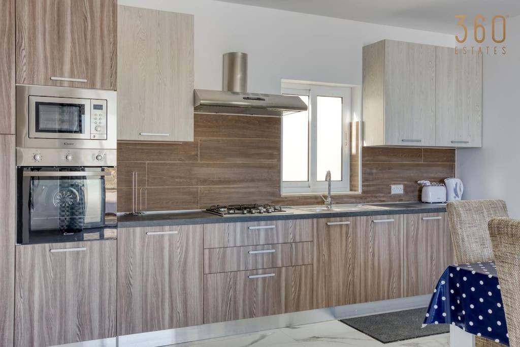 Beautiful Penthouse With Private Terrace & Seaview By 360 Estates *